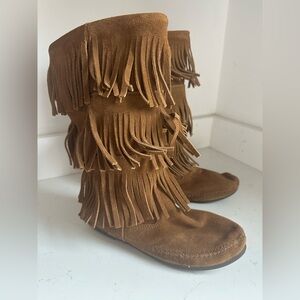Minnetonka three layer fringe boot sz‎ 9